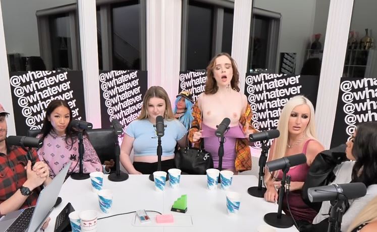 Cualquiera que sea el podcast Flash Tits Girl llamado Video de un coño en vivo de YouTube