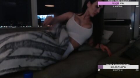 Babynez doble deslizamiento mientras está en la camisa de twitch streamer