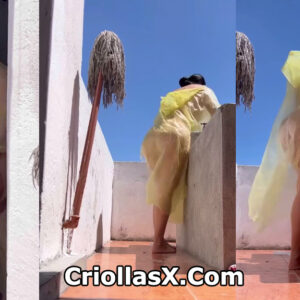 Colombiana pillada lavando ropa casi desnuda - Pilladas