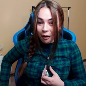 Mihalina Novakovskaya Camisa ajustada que revela la contracción abierta