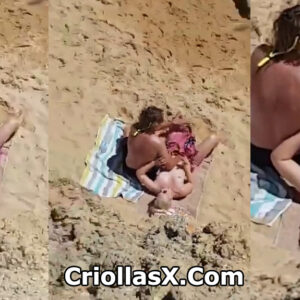 Pillado masturbando a su novia en una playa pública - Voyeur