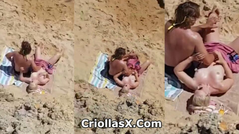 Pillado masturbando a su novia en una playa pública - Voyeur