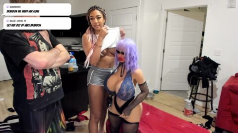 Streamer Levanta la parte superior muestra accidentalmente tetas