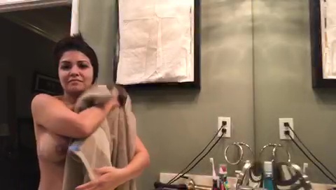 Streamer accidental boob slip después de la ducha en vivo