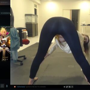 Streamer se dobla sobre la teta de pose de yoga flash upblouse