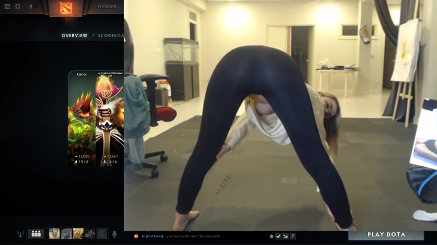 Streamer se dobla sobre la teta de pose de yoga flash upblouse