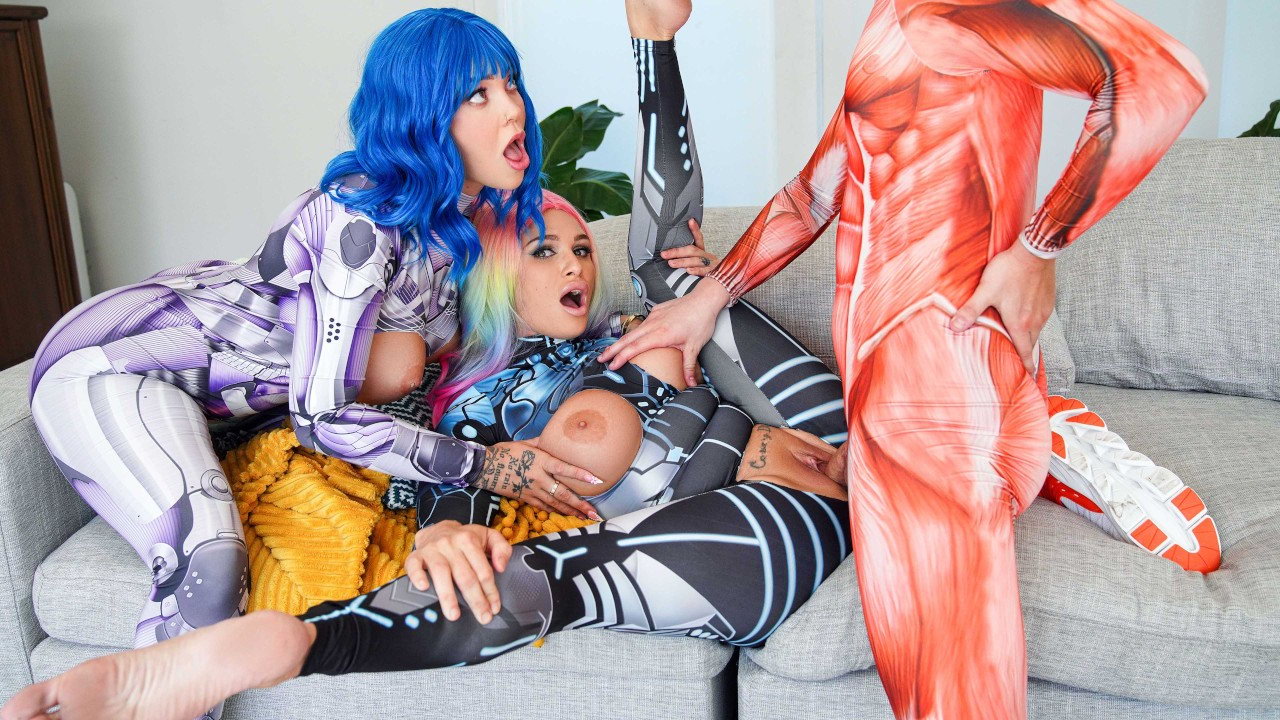 Una pareja de cosplay alborota la casa en más de una forma con su pasión