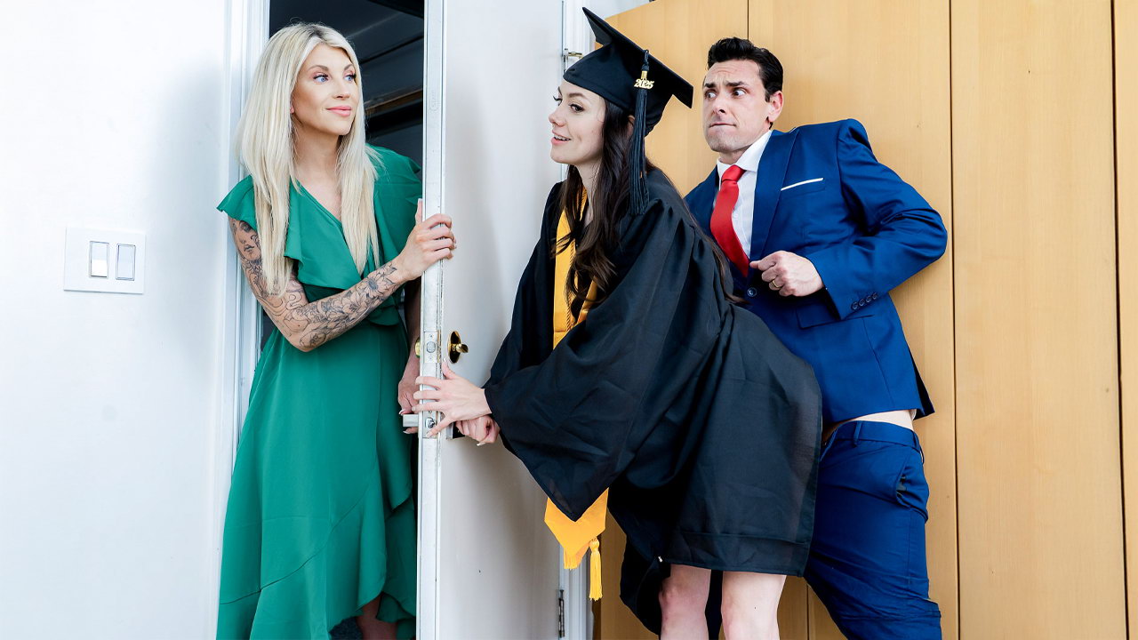 El día de graduación de Selena termina con un creampie frente a su mamá