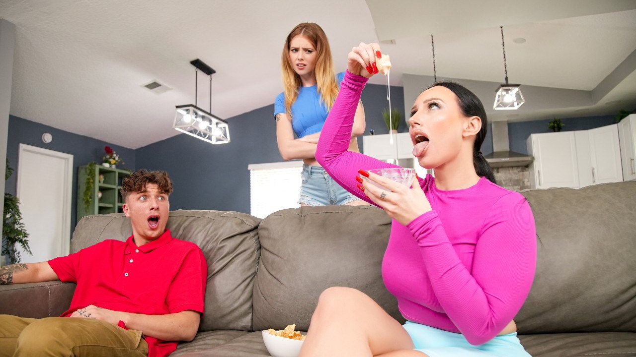 Las dos chicas luchan por la oportunidad de atrapar el semen que él arroja.