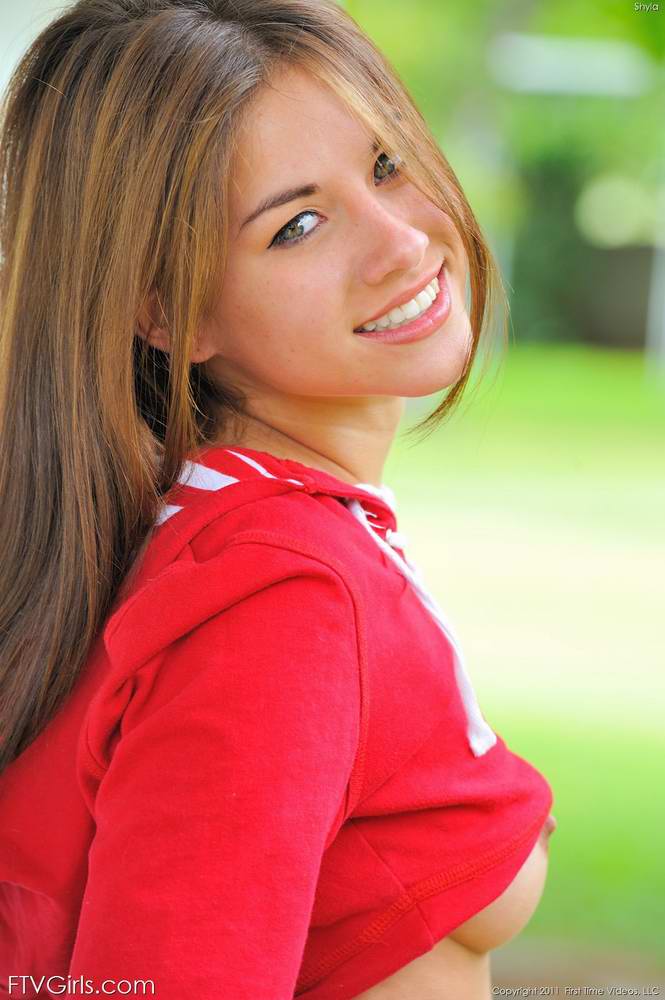 Sexy amateur teen Shyla taking off all her clothes